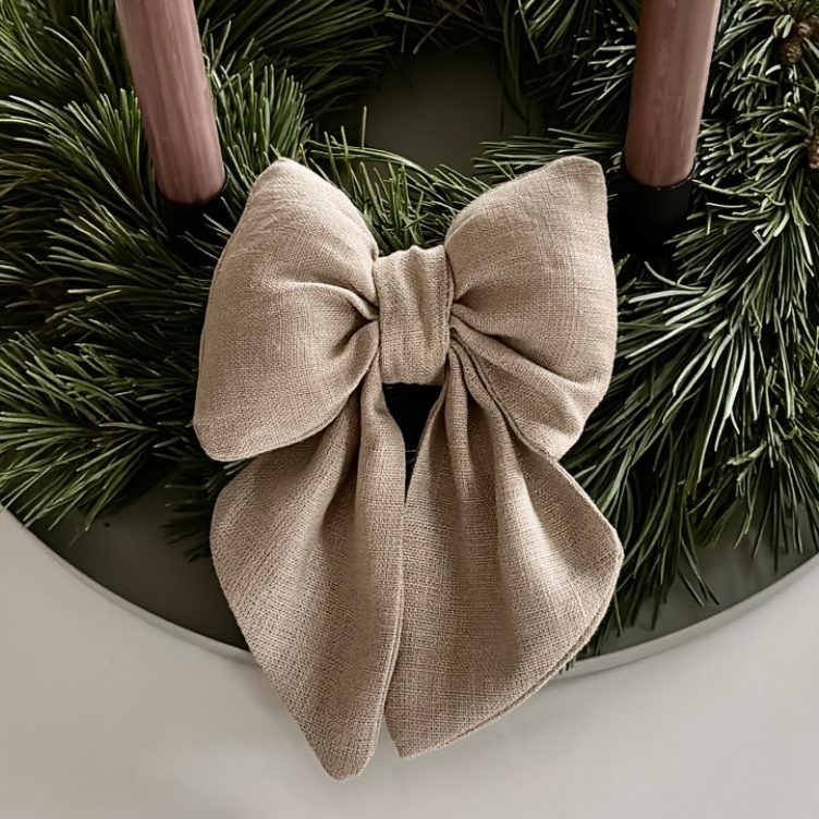 Rubrikfoto Designmanufaktur Zwei Karten auf Holzunterlage, eine lila und eine graue Karte.